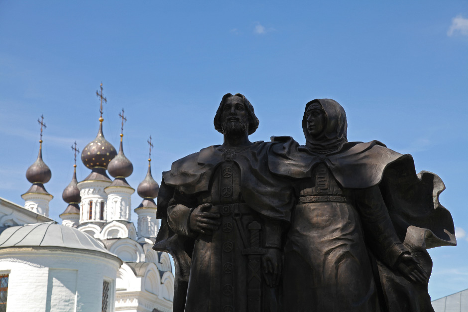 Пётр и Феврония Муромские – Piotr and Fevronia of Murom on Peasant's Square and standing before the Свято-Благовещенский Собор — Holy Annunciation Cathedral